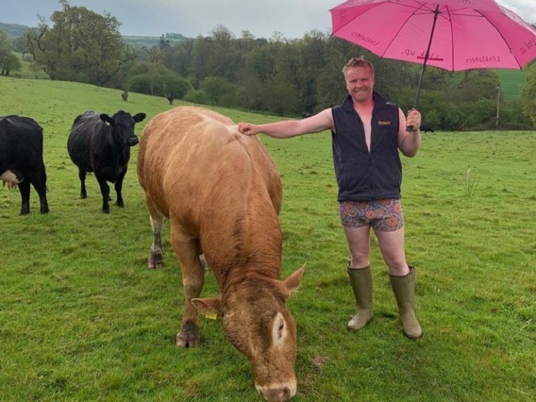 Read more about the article Farmers raising £1,000s with Bulls Out for Cancer